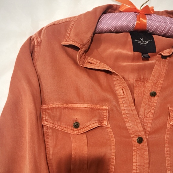 AE SOLID COLORED TENCEL BOYFRIEND SHIRT🍑(NWOT) - Picture 2 of 4